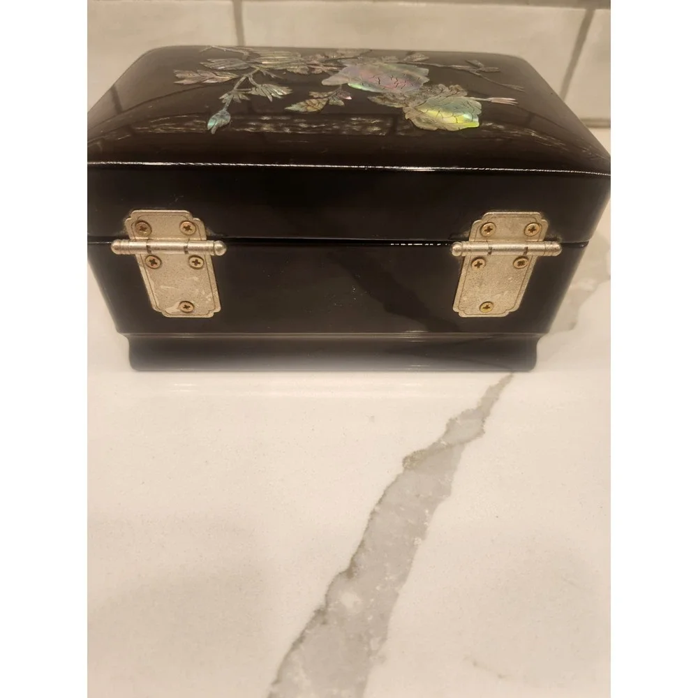 Vintage Black Laquer Jewelry Music Box Mother Of Pearl Rose Inlay Turtle Closure